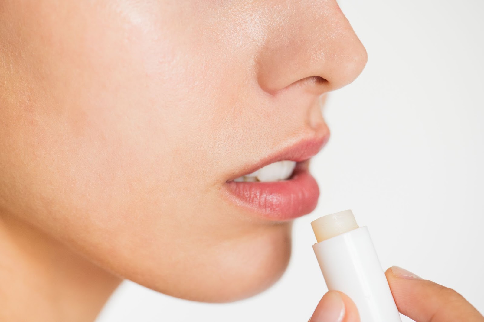 6 Rekomendasi Lip Balm untuk Bibir Kering, Langsung Stok Sekarang